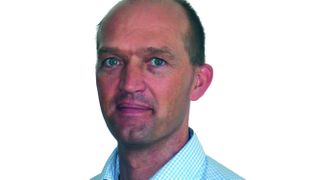 Frank Gabler, FEG Forschungs- und Entwicklungsgesellschaft in Oelsnitz: „Wichtig für mich war, dass es sich um ein flexibles Konzept handelt, das nicht starr auf ein Teil ausgelegt ist, sondern für die Bearbeitung anderer flacher Werkstücke offen ist.“ (Archiv: Vogel Business Media)