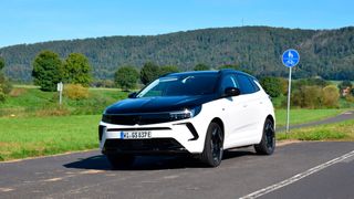 Den Grandland hat Opel seit Anfang 2023 als sportliche GSE-Topvariante im Programm. (Bild: Rosenow – VCG)