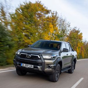In achter Generation hat Toyota seiner Allwetter-Allzweckwaffe eine Lifestyle-Kur verordnet.(Bild:  Toyota)