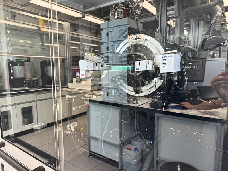 Die Self-Driving Labs Plattform des Start-Ups Atinary aus Lausanne erlaubt es, in einer einzigen Woche mehr Experimente durchzuführen als ein klassischer Doktorand in fünf Jahren schaffen würde.  (Bild: Anne Richter, VCS)