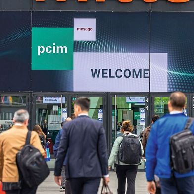 Neue Materialien, intelligente Energiewandler und hochintegrierte Systemlösungen stehen im Mittelpunkt der PCIM Expo 2026 in Nürnberg. Die Messe zeigt vom 9 – 11 Juni, wie sich Leistungselektronik für Industrie, E-Mobilität und moderne Energiesysteme weiterentwickelt. (Bild: Mesago Messe Frankfurt GmbH)