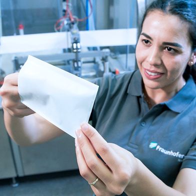 Im Projekt PAPURE entwickeln vier Fraunhofer-Institute ein laserbasiertes Verfahren, das komplett klebstofffreie Papierverpackungen ermöglicht. (Bild: Fraunhofer IVV)