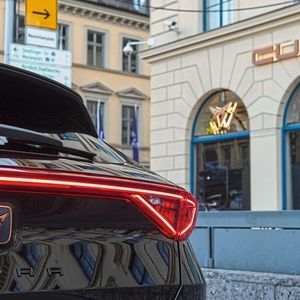Raus aus der Automeile, rein in die Innenstadt: Cupra wirbt nun am Münchener Odeonsplatz um Aufmerksamkeit.(Bild:  Seat)