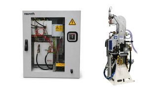 Mit der Schweißsteuerung PRC7000 von Bosch Rexroth (links) und der SoftMount-Schweißzange von CenterLine minimieren Anwender die Taktzeiten ihrer Buckelschweißprozesse, reduzieren den Energieverbrauch und vereinfachen die Inbetriebnahme.  (Bild: Bosch Rexroth; CenterLine)
