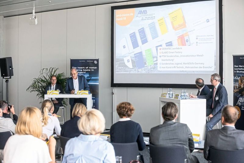 Fachpressekonferenz im neuen Kongress West der Messe Stuttgart (Referenten v. l.: Prof. Claus Oetter, Ulrich Kromer von Baerle, Markus Heseding, Dr.-Ing. Wilfried Schäfer). (Landesmesse Stuttgart, www.messe-stuttgart.de)
