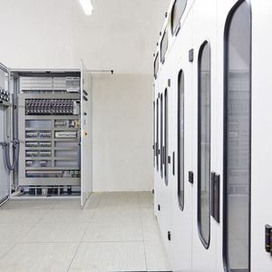 Die Schaltschränke beherbergen die Technik für die Elektroinstallation des Schaltraums, zudem laufen dort Messwerte aus den Transformatoren ein.