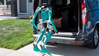 Digit wird im Ladeabteil eines autonom fahrenden Fahrzeugs platzsparend zusammengefaltet untergebracht und am Zielort automatisch ausgeladen. (Ford)