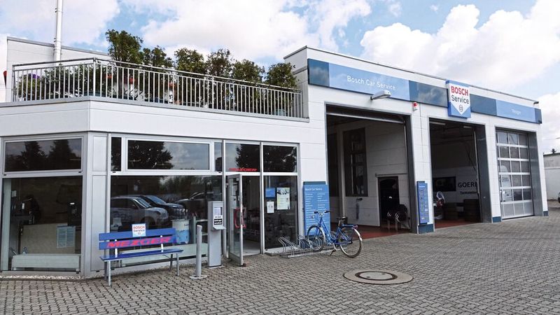 In Halle betreibt Mezger sogar zwei Filialen. Im Fall größerer Karosseriearbeiten werden die Fahrzeuge nach Suhl verbracht. (Bild: Dominsky/»kfz-betrieb« )