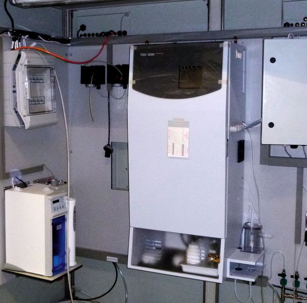 Abb. 2: Hier hängt ein TOC-4200 in einem Sicherheitsschrank. HCl-Sensoren überwachen mögliche Leckagen (Bild: Shimadzu)