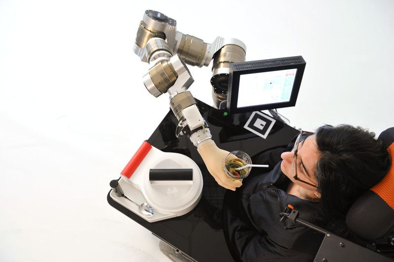 Schunk-Roboterarm Amarob als persönlicher Assistent.  (Bild: Schunk)