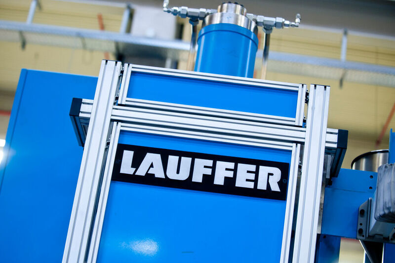 Lauffer stellt hydraulische Pressen für Laminier- und Composittechnik, Kunststoff- und Umhülltechnik sowie Umformtechnik und Pulvertechnik her. (Lauffer Pressen)