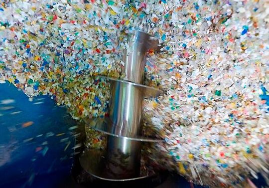 Mit fast 70 Prozent ist die Recyclingquote für Kunststoffverpackungen im Dualen System in 2022 auf einem Rekordhoch angekommen, sagen Verbände und auch das Umweltbundesamt. Doch es gibt auch bedenkliche Entwicklungen, wie die Experten registrieren. Hier mehr dazu ...(Bild:  Veolia)