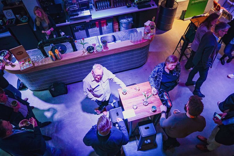 Im Anschluss an die Veranstaltung wurde sich rege über Erfahrungen, Erfolge und Eventualitäten – über die Landesgrenzen hinweg – ausgetauscht. (Bild: Juliane Buch / Smart Documents)