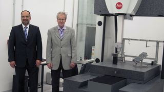 Matthias Schneider, Sales Manager Hexagon Metrology Deutschland (links) und Prof. Dr. Wolfgang Blöchl, TC Cham (rechts). (Bild: Hexagon)