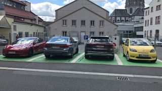 E-Auto an E-Auto: Damit das Ziel von 15 Millionen E-Autos bis zum Jahr 2030 Wirklichkeit wird, braucht es noch mehr und zielgerichtete Förderung. Dazu zählen auch mehr Ladepunkte.  (Grimm/»kfz-betrieb«)