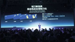 Neue chinesische Investitionen in die deutsche Autoindus-
trie fokussieren sich auf Zukunftstechnologien – dazu zählen auch die Batteriefabriken von CATL in Thüringen und Svolt im Saarland. Im Bild Hongxin Yang, President und General Manager von Svolt, auf einem Battery Day. (Bild: Svolt)