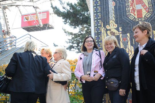 Auch Anita Friedel-Beitz (APR), Sylvia Noe-Stang (Autohaus Noe-Stang, Karlsein) und Elke Günter (Vogel Business Media) freuen sich darauf, Wien aus der Vogelperspektive zu betrachten. (Archiv: Vogel Business Media)