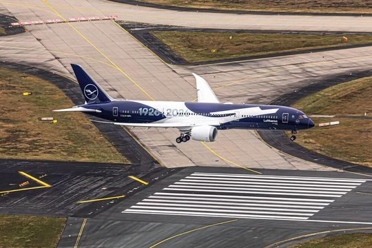 Here, Lufthansa's first anniversary aircraft lands in Frankfurt.(Image: Lufthansa)