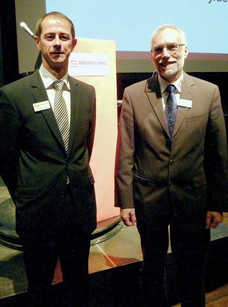 Thomas Baral, Geschäftsführer der Burghardt und Schmidt GmbH in Remchingen, und Volker Lüdecke vom gleichen Unternehmen präsentierten eine Hochleistungs-Längsteilanlage mit Verpackungslinie für Aluminium sowie eine Streck-Biege-Richtmaschine für Kupferlegierungen.  (Bild: Kuhn)