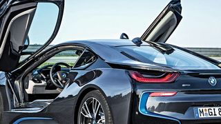 Wie ein Schmetterling: Der BMW i8 besteht aus extraleichten Materialien und ist mit aerodynamischen Optimierungen und „EfficientDynamics“-Technologien ausgestattet. (Bild: BMW Group)