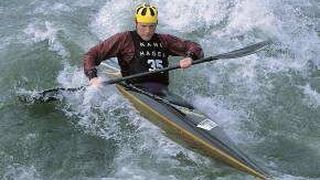 Paddeln im Wildwasser erfordert Kraft, Schnelligkeit und Ausdauer. Mit CFK-Paddeln kommen Spitzensportler leichter an ihre Leistungsgrenzen. (Bild: SGL Group)