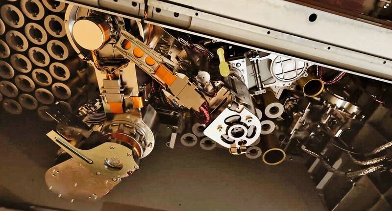 Die Handhabung der Proben wird mit Motoren des Schweizer Präzisionsmotorenherstellers Maxon angetrieben. Zehn Elektroantriebe befinden sich im Rover und bewegen unter anderem den Roboterarm, der die Proben von Station zu Station navigiert.  (Maxon)