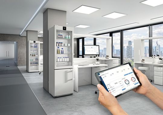 Mit einer Cloud-basierten Software von Liebherr können Anwender die Temperatur in Tiefkülschränken ortsunabhängig kontrollieren.(Bild:  Liebherr)