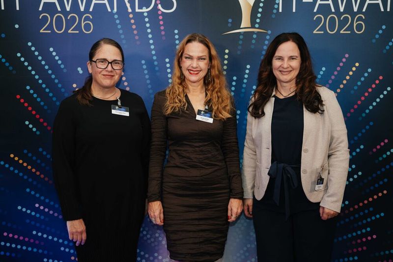 Anne-Sophie Ohlms (l.) und Andrea Merforth (r., beide Paessler) mit Hannah Lamotte (Vogel IT-Medien). (Bild: Manuel Emme Fotografie)