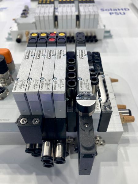 Mit den Ventilinseln der Aventics-Serie XV03 und X05 bietet Emerson eine Basis sowohl für Handhabungssysteme als auch für Automatisierungslösungen.  (Bild: Stefanie Michel)