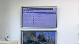 Alles digital, alles schneller: Im Autozentrum Ries sind die Abläufe dank der Digitalisierung effizient strukturiert. Und in der Warteecke können die Kunden den Status ihres Reparaturauftrags verfolgen. (Bild: Rosenow – »kfz-betrieb«)