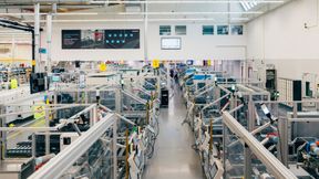 Blick in das Siemens-Elektronikwerk in Erlangen: Hier erproben Siemens und Nvidia gemeinsam die Zukunft der KI-gestützten, autonomen Fertigung. (Bild: Siemens)