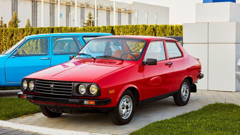 Den 1410 Sport baute Dacia zwischen 1983 und 1992. Er basiert auf dem 1300 und war in zwei Varianten erhältlich. Erstens als Dacia 1310 Sport mit einem 1.289-cm³-Motor  mit 54 PS und zweitens als Dacia 1410 Sport mit einem 1.397-cm³-Motor mit 65 PS  Der Radstand ist gegenüber der Limousine um 20 Zentimeter verkürzt. (Bild: Dacia)