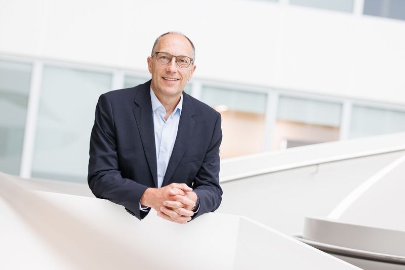 Peter Mohnen, der bisherige Vorsitzende des Kuka-Vorstandes, will das Unternehmen bald verlassen. Ganze 13 Jahre lang führte er die Geschicke des Roboterspezialisten mit. Er habe großen Anteil an Rekordergebnissen.(Bild:  Kuka)