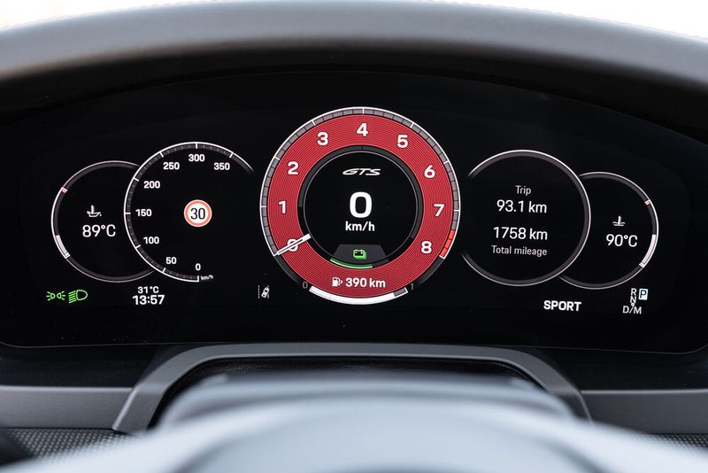 Selbst auf Schleichfahrt geht der Sportwagen nicht elektrisch, sondern baut immer auf die Kraft eines Boxers. (Bild: Porsche)