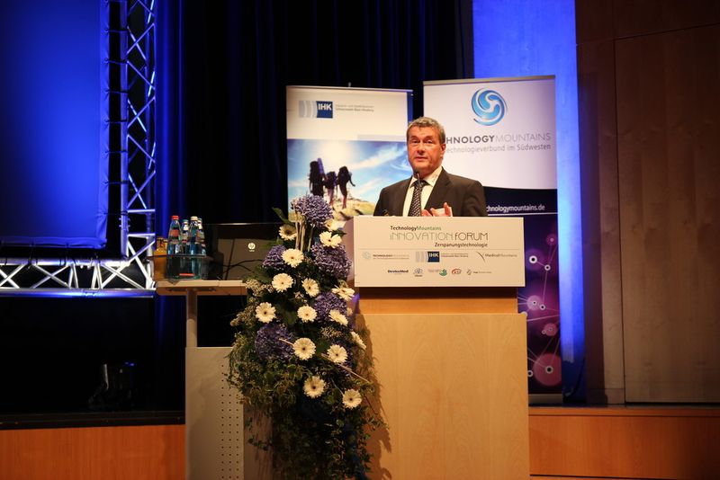 Michael Maier, Geschäftsleitung/CEO von Maier Werkzeugmaschinen, hat von Versuchen mit hoch- und niederfrequenten Schwingungen berichtet: „Durch die Modulation der Amplituden kann beim Drehen und Bohren von Implantaten aus schwer zerspanbaren Materialien ein kontrollierter Spanbruch erzeugt werden.“ (Reinhardt)