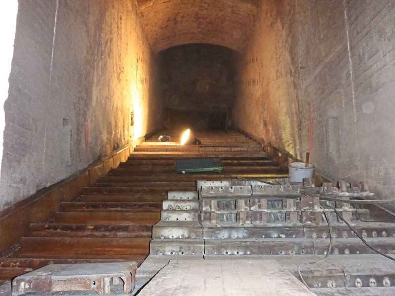 Brennraum einer Rostfeuerung, der während einer Revision instandgesetzt wird.  (Bild: Harald Thorwarth/ Hochschule für Forstwirtschaft Rottenburg)