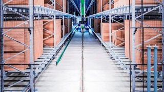 Im Rohwarenlager werden die unterschiedlichsten Formatwaren ohne Unterpalette und Ladungssicherung transportiert und gelagert. (Bild: Liebensteiner)