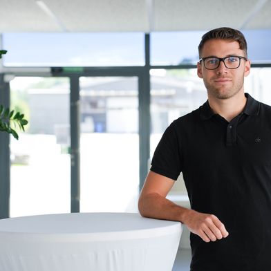 Andreas Hanus, dyrektor ds. rozwoju sztucznej inteligencji w firmie Sesotec: „Sztuczna inteligencja nie zastąpi klasycznej technologii sortowania, lecz w inteligentny sposób ją uzupełni”. (Bild: Sesotec)