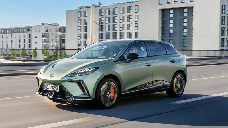 Hot Hatch: Der MG4 X-Power in Hunter Green bringt es auf muntere 435 PS. (Bild: MG Motor)