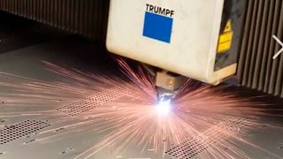 Das Ditzinger Lasertechnikunternehmen Trumpf demonstriert auf der Laser - World of Photonics Ende Juni unter anderem ein Lasersystem für die Mikrobearbeitung und eins für großflächige Anwendungen. Hier mehr dazu ... (Bild: Trumpf)