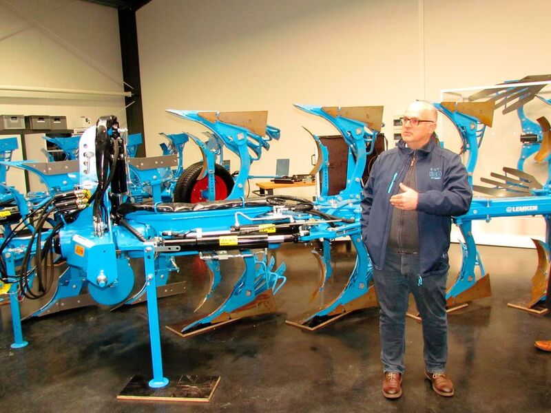 Der Spezialist für Agraranbaugeräte Lemken setzt in seinen Landmaschinen ebenfalls auf Kunststoffgleitlager. Lars Heier, Produktmanager bei Lemken, zeigt am Pflug, wo sich herkömmliche Lager durch Gleitlager ersetzen lassen. (S. Häuslein/konstruktionspraxis)