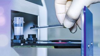 Abb. 1: Der Mikrofluidik-Chip wird in einer Schublade in das Testsystem eingebracht. Vor der optischen Auswertung sorgt eine miniaturisierte Fluidik im Inneren des Systems dafür, dass der Chip die notwendigen Reagenzien enthält.  (Bild: © Fraunhofer IPM )