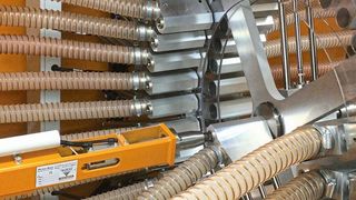 Der smarte Lenker des Granualtgeschehens von Koch-Technik: Zur effizienteren Materialverteilung in der Spritzgießfertigung bei P&G Braun in Waldbüttelbrunn, fahren die pneumatischen Schieber des sogenannten Navigators die gewünschte Material- und die Maschinenleitung in der Mitte zusammen. Die Leitungen werden für die Dauer des Materialtransports direkt miteinander verbunden, heißt es. Die Umstellung von der alten Materialversorgung auf die moderne Variante, funktionierte im laufenden Betrieb, so Koch-Technik. (Koch-Technik)