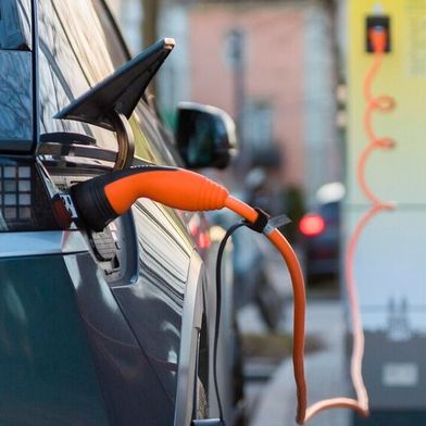 E-Autos sind 2026 für Kunden interessanter geworden. Die neue E-Prämie und die hohen Spritpreise sind wesentliche Treiber.  (Bild: frei lizenziert)