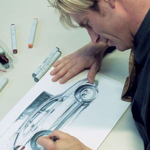 Cayenne-Designer Steve Murkett musste den Spagat schaffen, die sportliche Marken-DNA von Porsche auf ein komplett neues, eigentlich völlig anderes Fahrzeugsegment zu übertragen. (Bild:  Porsche)