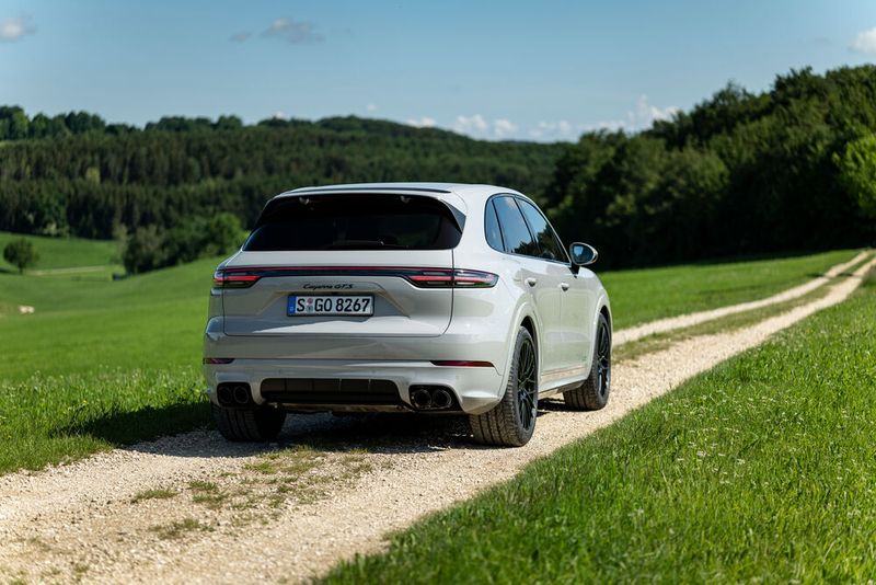 Erkennungsmerkmale der GTS-Modelle: Schwarzer Porsche-Schriftzug und schwarze LED-Leiste auf dem Kofferraumdeckel. (Bild: Porsche)