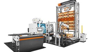 Vollständig automatisiert: Roboter entladen Abschnitte von Sägen zum Einlagern auf Paletten und in einem angebundenen Hochregal.  (Bild: Kasto)