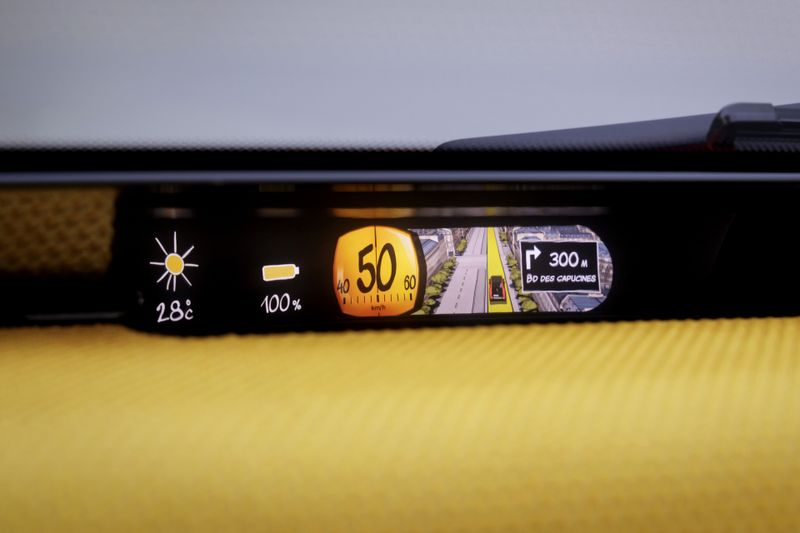 Klare Anzeige: das Mini-Display mit Lupentacho, Ladestands- und Temperaturanzeige und Navi-Karte. (Bild: Citroën)