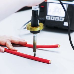 Strahlenvernetzte Kunststoffkomponenten weisen signifikant verbesserte Eigenschaften hinsichtlich Hitzebeständigkeit, Beständigkeit gegenüber Chemikalien, Kriechverhalten und Abriebfestigkeit auf. (Bild:  Lina Sommer / BGS)