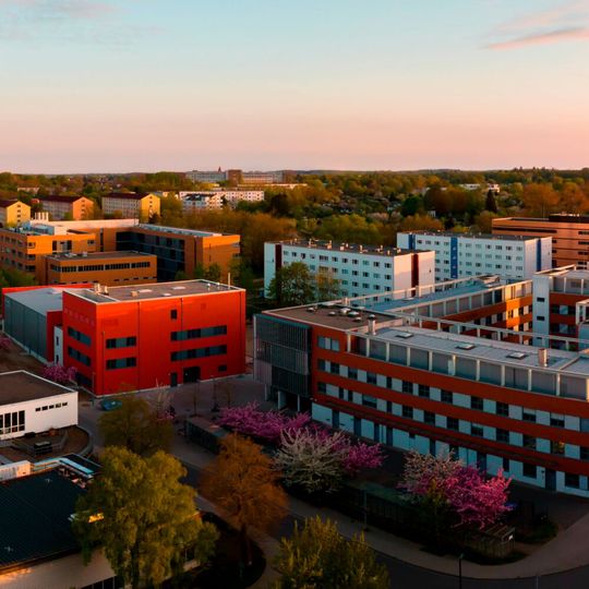 Das neue Technikum (links, rote Fassade) am Leibniz-Institut für Katalyse (Gebäudekomplex rechts daneben) fügt sich in den Wissenschaftscampus Südstadt ein. Das neue Technikum (links, rote Fassade) am Leibniz-Institut für Katalyse (Gebäudekomplex rechts daneben) fügt sich in den Wissenschaftscampus Südstadt ein.
